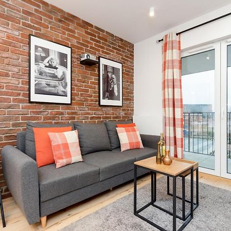 Movie Jacuzzi Apartment At The Main Station By Noclegi Renters Красков Екстериор снимка