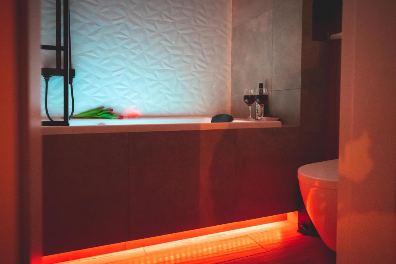 Movie Jacuzzi Apartment At The Main Station By Noclegi Renters Красков Екстериор снимка