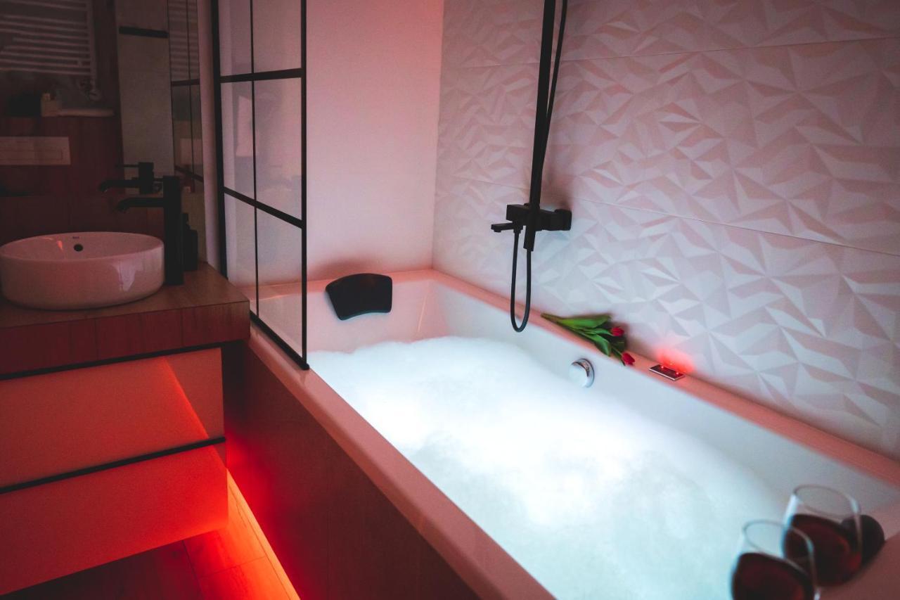 Movie Jacuzzi Apartment At The Main Station By Noclegi Renters Красков Екстериор снимка