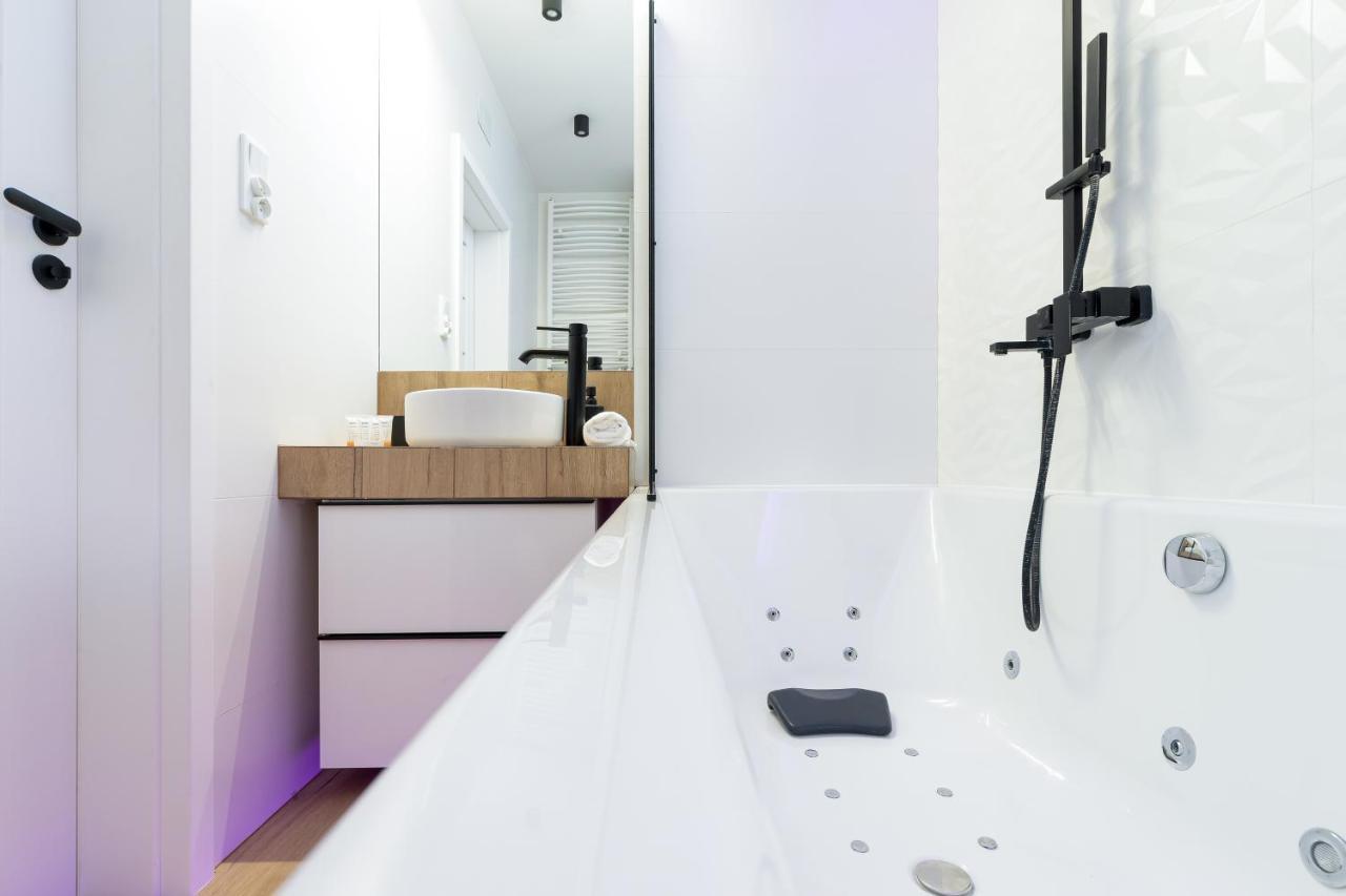 Movie Jacuzzi Apartment At The Main Station By Noclegi Renters Красков Екстериор снимка