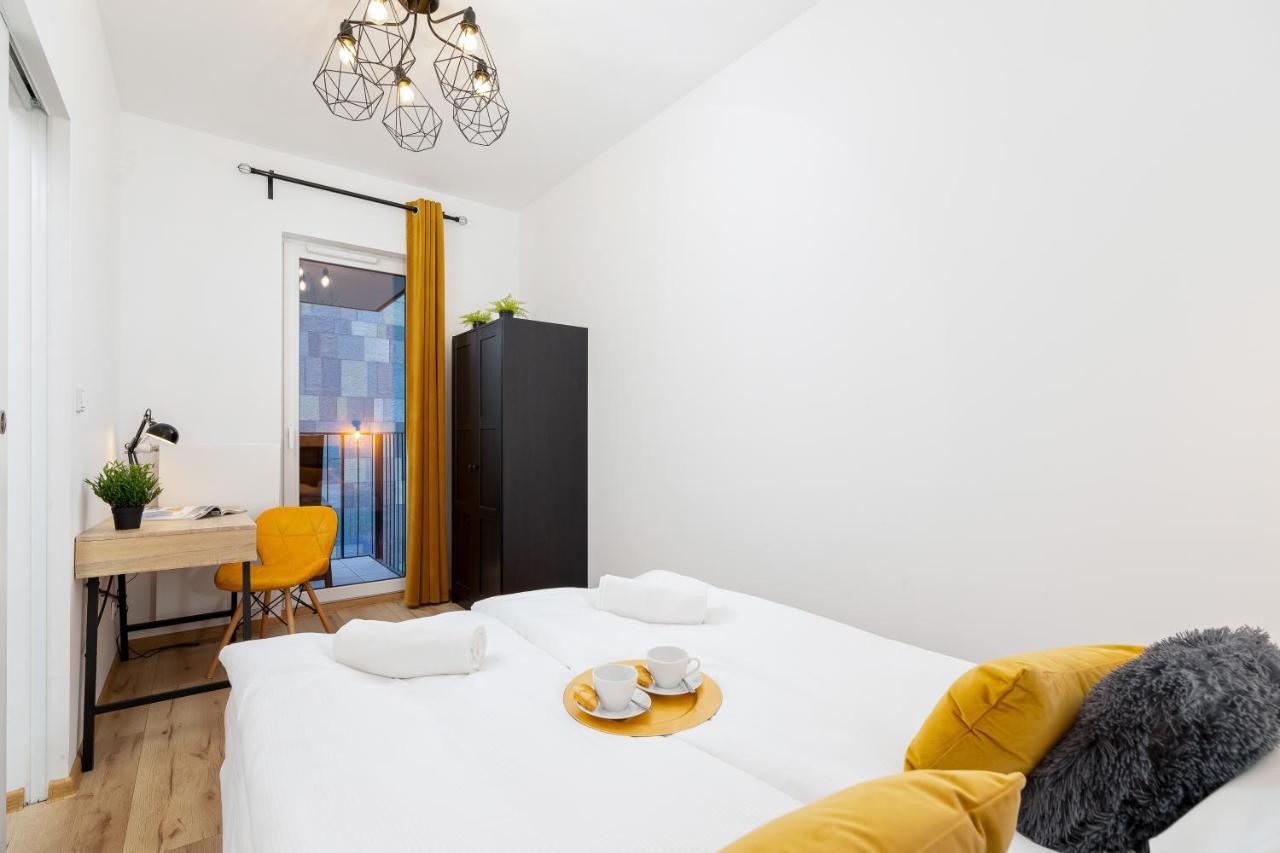 Movie Jacuzzi Apartment At The Main Station By Noclegi Renters Красков Екстериор снимка