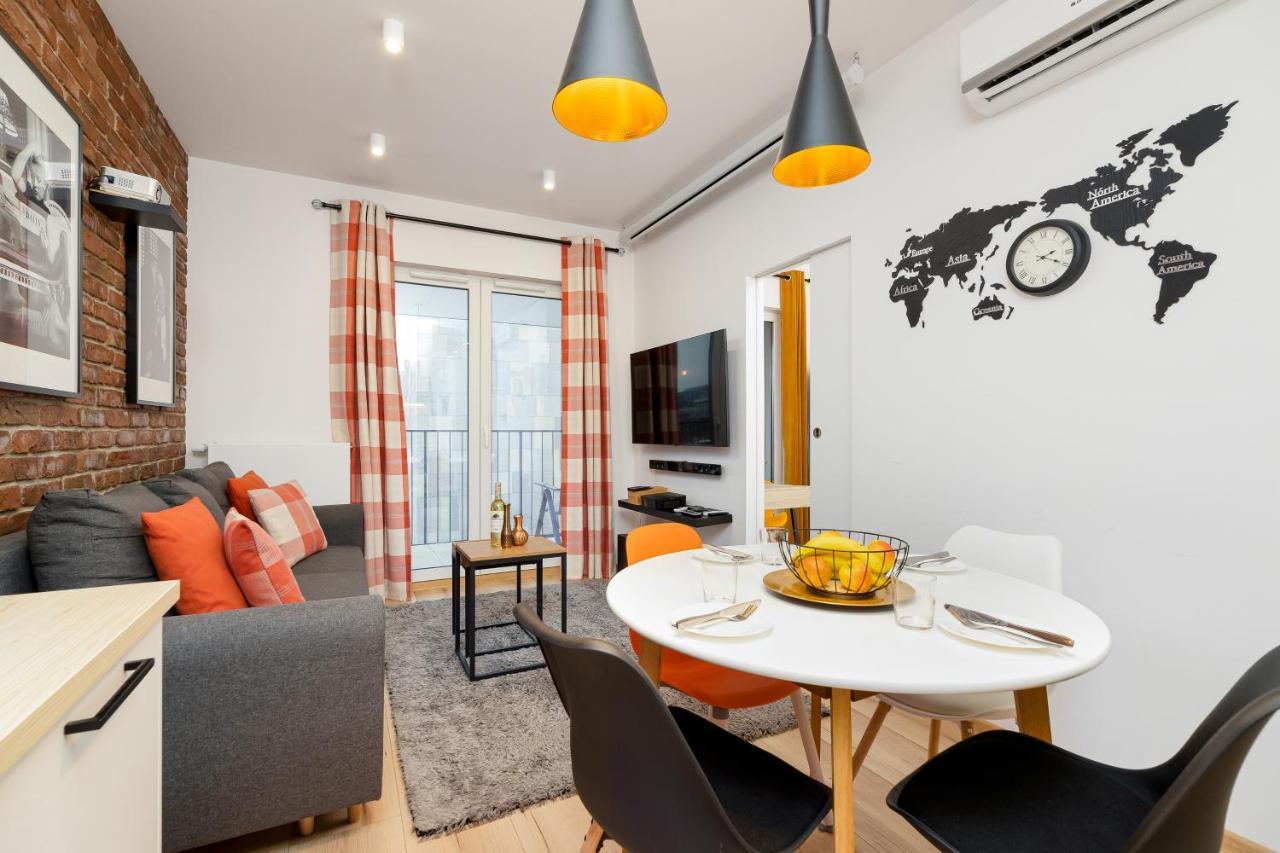 Movie Jacuzzi Apartment At The Main Station By Noclegi Renters Красков Екстериор снимка