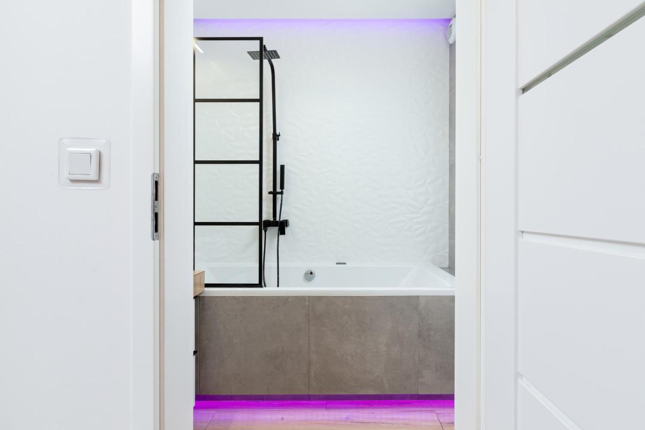 Movie Jacuzzi Apartment At The Main Station By Noclegi Renters Красков Екстериор снимка