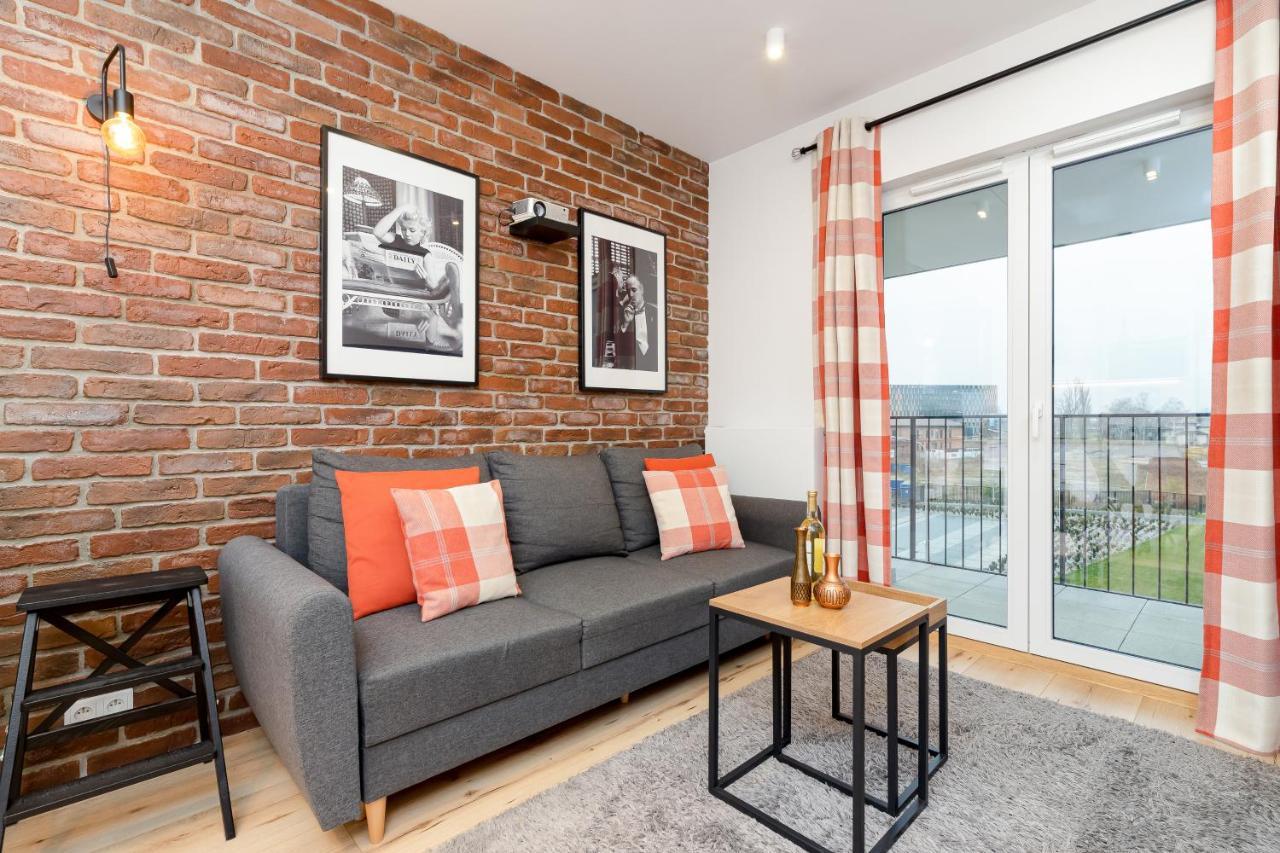 Movie Jacuzzi Apartment At The Main Station By Noclegi Renters Красков Екстериор снимка