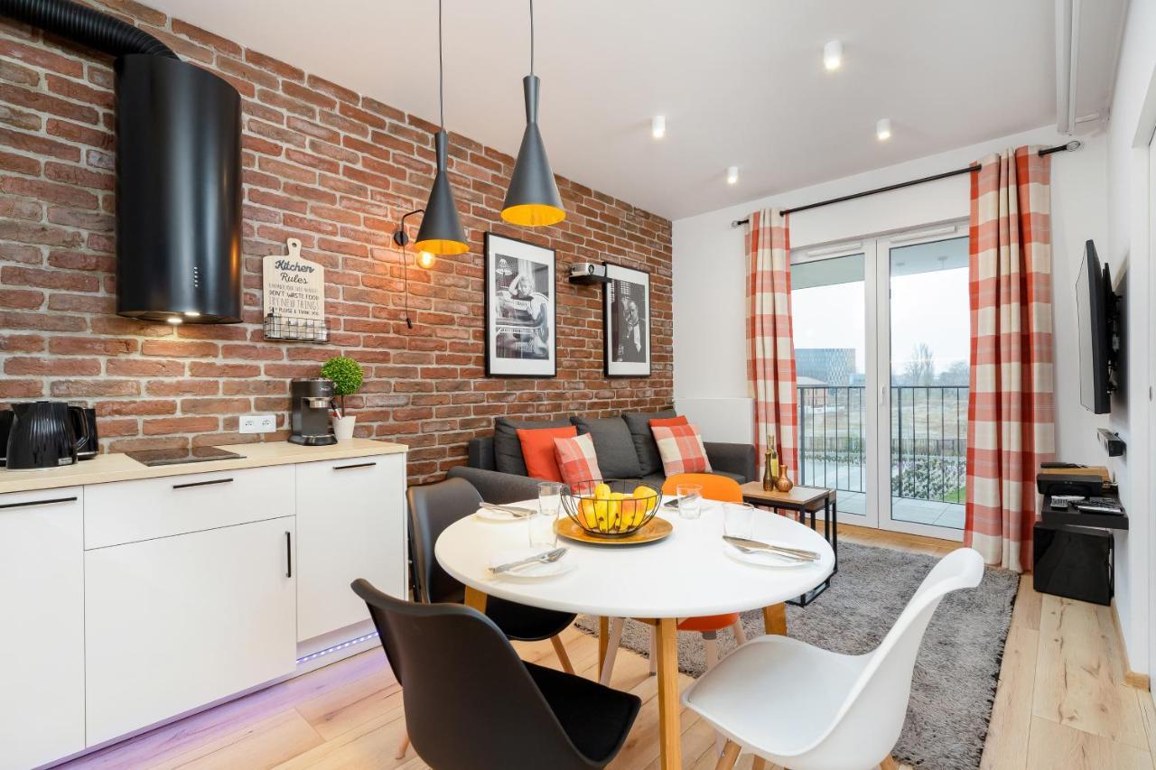 Movie Jacuzzi Apartment At The Main Station By Noclegi Renters Красков Екстериор снимка