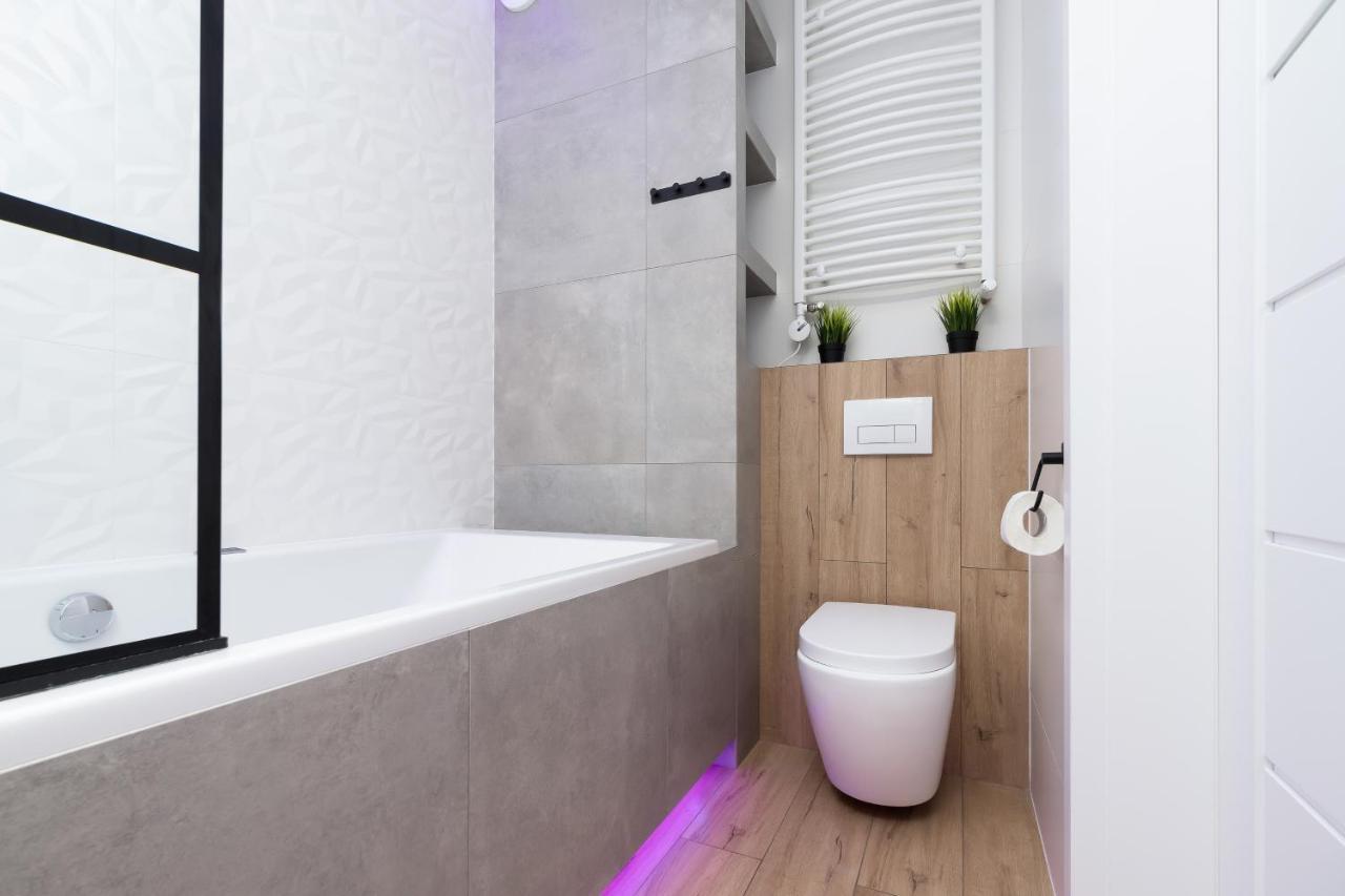 Movie Jacuzzi Apartment At The Main Station By Noclegi Renters Красков Екстериор снимка