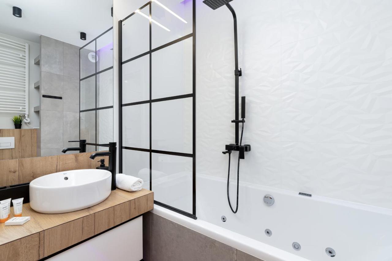 Movie Jacuzzi Apartment At The Main Station By Noclegi Renters Красков Екстериор снимка